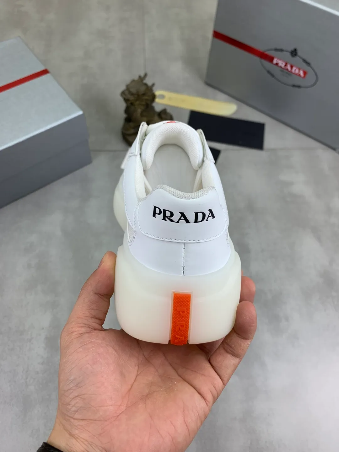 Men's shoes 💰P620 new (higher version) new PRADA (Prada) classic models are on the market at the same time, new men's shoes, 😘fabrics are selected from original imported calfskin. First layer of imported cowhide lining. The original version is awesome! 👍🏿Original open-molded non-slip PU outsole, with exquisite lines, simple and elegant, super comfortable and classy on foot, suitable for leisure travel. Code number: 38-45 (46 customized) 3️⃣ colors available
